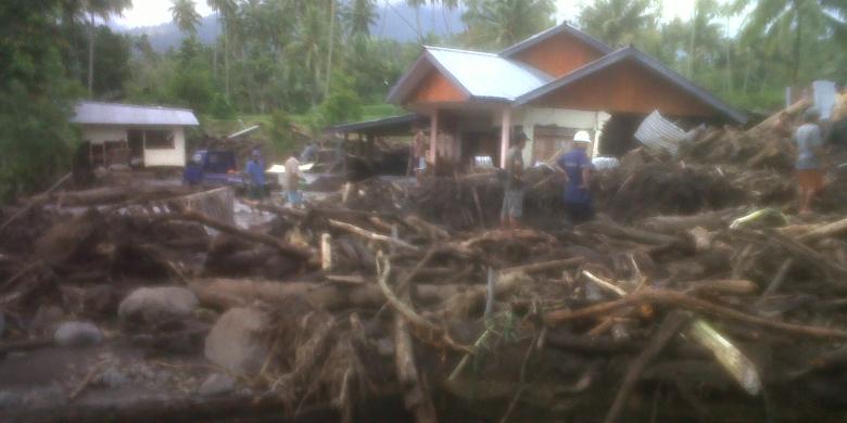 Yanti Sempat Berpegangan Ditiang Antena Sebelum Terseret Banjir